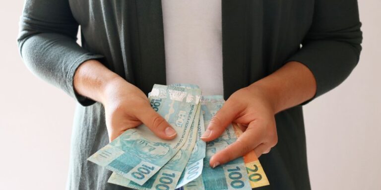 Salário mínimo de R$ 1.320 entra em vigor nesta segunda