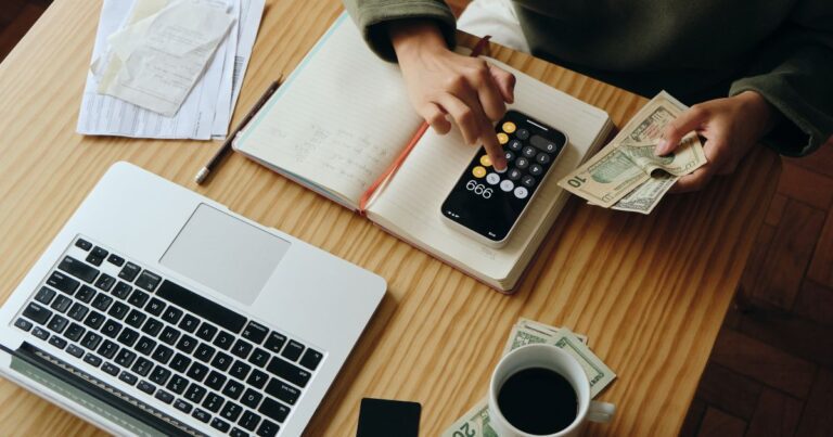 Qual área de finanças tem o maior salário?